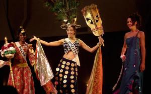 Miss Nigeria Ohunggotu Bissong, lució una máscara de las tribus de su país, la acompañan en la pasarela,  Miss Nicaragua Claudia Salmeron y Miss Nueva Zelandia Sharee Adams.