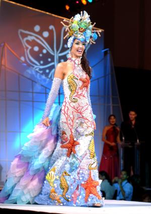 La dominicana Amelia Vega, con un vistoso traje alegórico del Mar Caribe, ganó el concurso de Traje Típico, la primera competencia previa a la coronación de Miss Universo el próximo 3 de junio a orillas del Canal de Panamá.