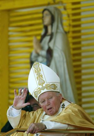 Antes de regresar a Roma, a última hora de la tarde, el Santo Padre oró en la catedral de Banja Luka.