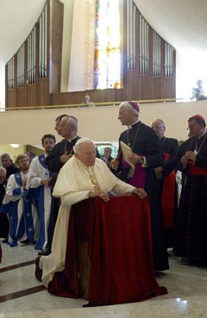 Juan Pablo II volvió a los Balcanes dos semanas después de su visita de cinco días a Croacia, país de mayoría católica que confina con esta zona serbia de mayoría ortodoxa.