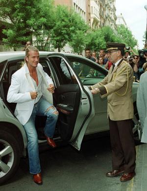 Cinco segundos fueron los que tardó Beckham en bajar del coche y entrar en el hotel, procedente de la clínica La Zarzuela donde pasó reconocimiento médico.