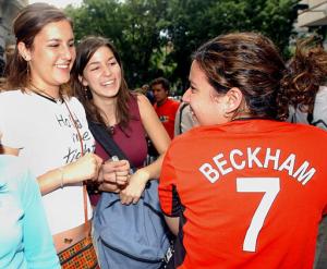 El avión privado en el que viajó Beckham, acompañado de su esposa, Victoria Adams, aterrizó en el aeródromo de Torrejón procedente de Londres, en donde una gran cantidad de fans los esperaban.