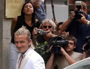 Ante el revuelo de los medios de prensa, el mundo del fútbol  y curiosos por las celebridades, David Beckham llegó a Madrid para incorporarse a su nuevo club, el flamante campeón de la Liga Española de fútbol, Real Madrid.