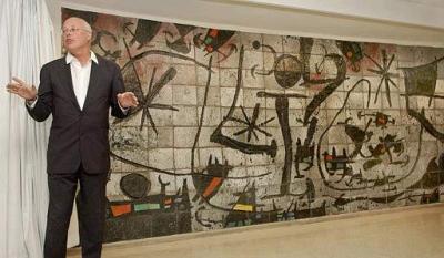 El mural se encuentra en la primera pared que el visitante ve cuando comienza a ascender por la rampa en espiral que forma el espacio interior museo. Fue comisionado en 1963 por Harry F. Guggeheim, que era entonces presidente de la Fundación Solomon Guggenheim, en honor a la memoria de su difunta esposa Alicia.