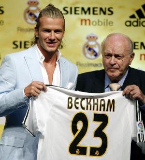 El inglés David Beckham ha cumplido el 'sueño' de ser presentado como nuevo jugador del Real Madrid, en un acto celebrado en el pabellón deportivo. Raimundo Saporta, donde se mostró al mundo su nueva camiseta, que llevará el dorsal número 23.