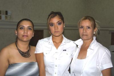 Martha Irene Herrera, Cindy Giannine Alvarado Herrera y Giovana Carolina Alvarado Herrera.