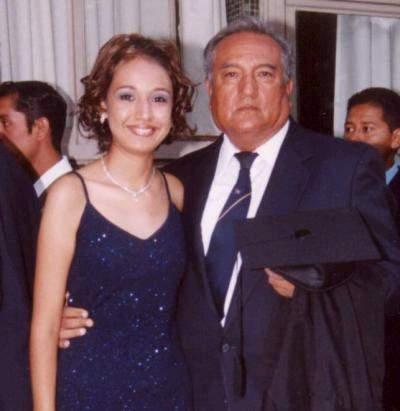 Araceli Meraz Ojeda acompañada por su papá el Señor Antonio Meraz Olivas el día de su graduación..