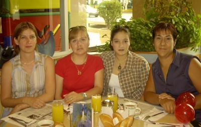 Blanca Muroaga, Marcela Gorgón, Iveth Ávila y Karen Encina convivieron en un restaurante local.