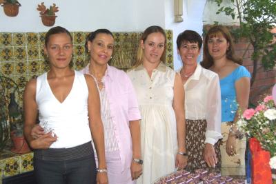 Gabriela Delgado de Salazar, Concha L. de Salazar, Norah Ivonne Salazar. Cecilia Valdés y Cecilia Delgado Valdés.