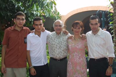 Isabel Jaik de Correa con su esposo César Correa Valdez y sus hijos; Miguel Ángel, Ricardo y César Correa Jaik.