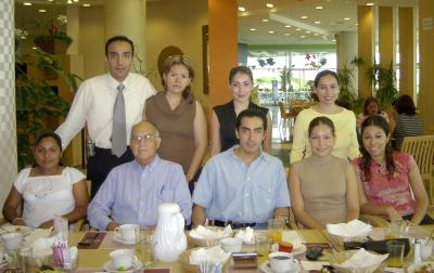 Para festejar el fin de cursos se reunió en un restaurante local el grupo de filosofía dirigido por Javier Yáñez Castruita de la Licenciatura en Derecho de la UIA Torreón.