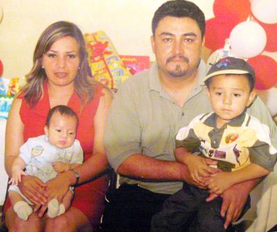 Ramiro González y Blanca Peña con sus hijos Jorge y Ramiro Peña.