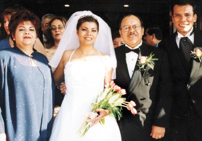 Aracely Margarita Elizondo de Rivas y Eugenio Rivas Lujá, con los recién casados, Gustavo Woo Ávila y  Érika Haydeé.