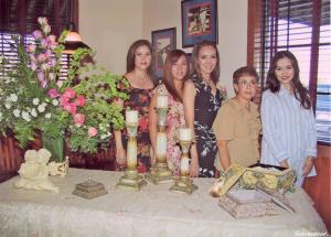 Ana Chew Gómez Llanos, en compañía de Claudia de Urie, Gloria de Rivera, Gloria de Chew y Adriana Arroyo de Chew, presentes en su despedida de soltera.