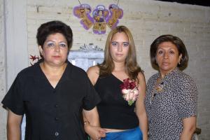 Claudia Elizabeth Pacheco Elizalde con las anfitrionas de su despedida de soltera, su mamá Elisa Elizalde y su futura suegra Rebeca Parada.