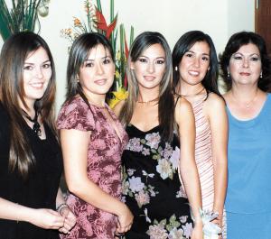 La futura novia Ana Carmen García acompañda de su mamá, Ángeles Madero y sus hermanas, Aída, Nancy y Ángela, en su primera despedida de soltera.