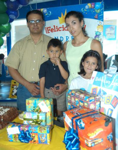 Andrés Viramontes González celebró sus tres años de vida en compañía de sus padres, Gabriel Viramontes Ibarra y Virginia E. González de  Viramontes y su hermana Daniela.j