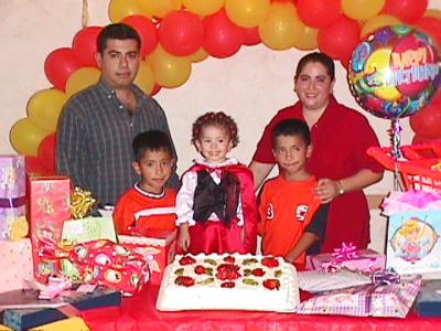 Angie Maldonado Mata en su tercer aniversario de vida, acompañada de sus padres César Maldonado y Verónica Mata y sus hermanos.