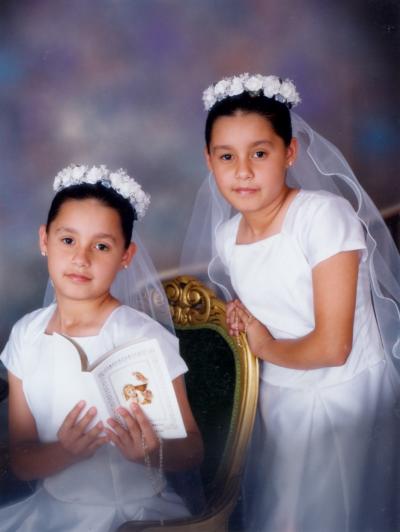 Argelia Paola y Angélica Berenice Caballero Bilbao en una fotografía de estudio con motivo de su Primera Comunión, efectuada el pasado 25 de mayo.