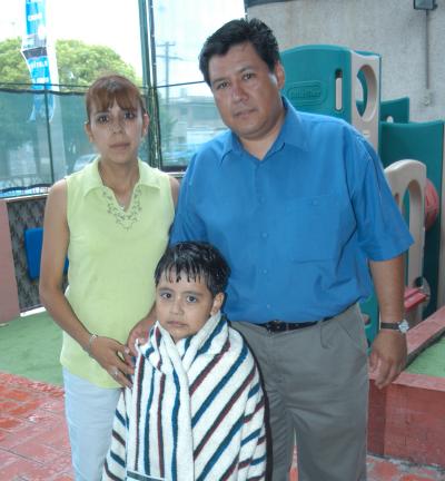 Ricardo Rangel el día que celebró su sexto aniversario de vida acompañado por sus padres Ricardo Rangel y María de Lourdes Flores.