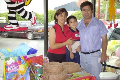 Rogelio Arturo junto a sus padres, Rolando Vargas y Cecilia Graciano, el día de su cumpleaños.