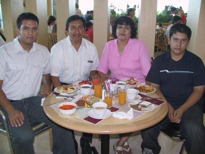 Eddy Inés Woo, Aracely de Woo con sus hijos Ricardo y Alejandro.