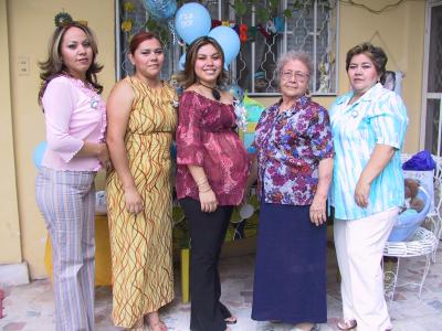 Cristina Araceli Silva fue homenajeada con una fiesta de regalos para bebé, organizada por la familia Silva Martínez.