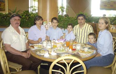 Estela y Carlos Molina, Guadalupe y Andrés Molina y los pequeños Steven, Carlos  y Alonso Molina captados en un restaurante de la ciudad.