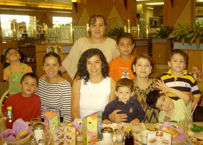 Gloria de Cabrero, Patricia de Blancarte, Laura de Larata y Rosy de López en compañía de sus respectivos hijos.