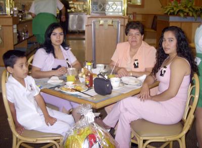 Héctor José Borjón Valles, María del Refugio Valle, Candelaria Romero y Tere Arriaga.