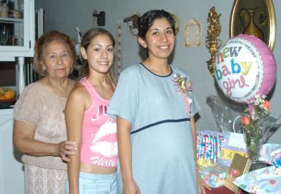 Idalia Silva de Alonso al lado de las anfitrionas de su fiesta de canastilla, Dary Alonso de Esquivel y Ana Luisa Revueltas Esquivel