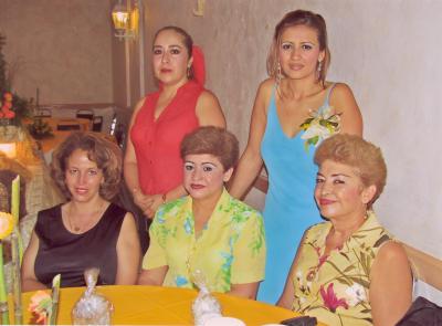 Laura Elena Félix con algunas invitadas en su segunda despedida de soltera, ellas son, Teresita Ulloa, Irma Félix, Hortencia Félix  y Alma.