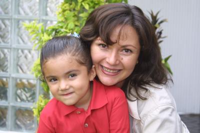 Alma Chapa de Soriano con su hija Aluri Michá Soriano Chapa.