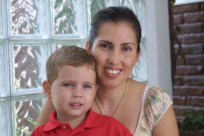 Benjamín Hunter Uribe con su mamá Dora U. de Hunter.