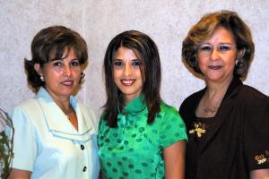 Edisa Margarita Flores López con las organizadoras de su primera despedida de soltera, su mamá Edisa López de Flores y su futira suegra Tony de Trujillo.