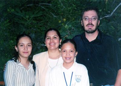 Juan José Hurtado Izaguirre y Leticia de la Cruz con sus hijos Mariana y Cecilia.