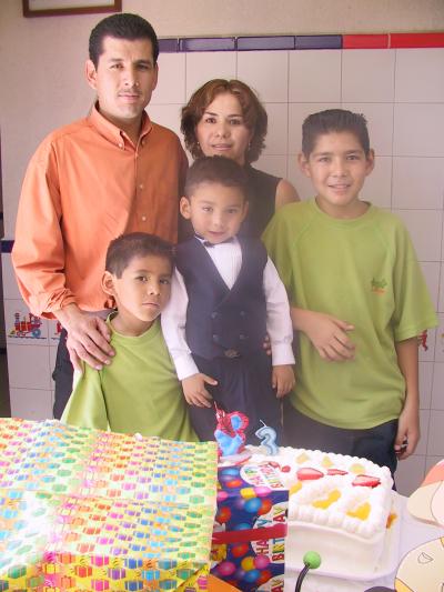 Abraham Ernesto con sus papás Enrique Izaguirre Castillo y María Isabel Sánchez y sus hermanos Enrique y Luis Eduardo, en el festejo que le ofrecieron por sus tres años de edad.