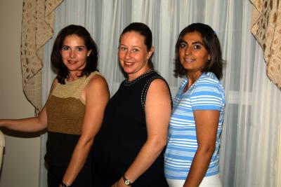 Martha Barocio de González, con las anfitrionas de su fiesta de  canastilla, Silvia Garza  de Galindo y Francisca Garnica de Vázquez