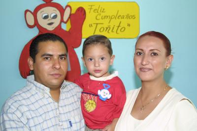 Toñito Reyes Sordo con sus papás Antonio Reyes y Olga Sordo en el festejo que le ofrecieron por su segundo aniversario de vida .