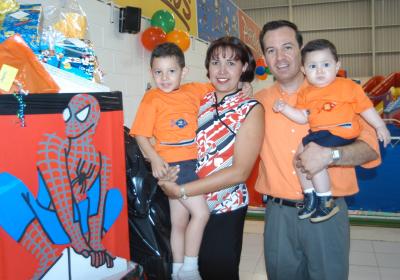 Héctor Andrés y Luis Fernando fueron festejados al cumplir cuatro años y un año de edad respectivamente por sus padres Héctor Raúl García y Claudia Alanís de García.