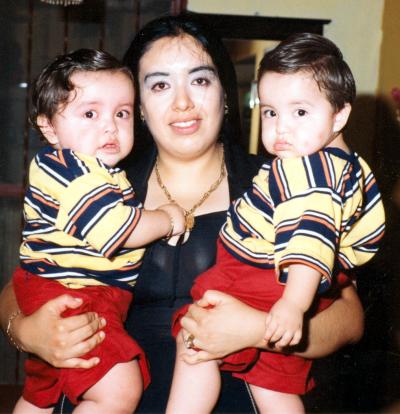 Juan Pablo y Juan Antonio Mosqueda Cháirez, junto su mamá Judith Mosqueda, el día en que festejaron su primer año de vida con un convivio.