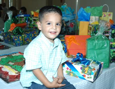 Ricardo Bretada Rojas cumplió dos años de edad y los festejó con una piñata ofrecida por sus padres, Víctor y Mary Bretado