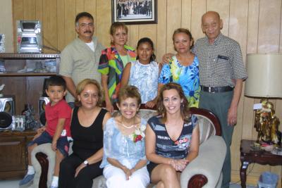 Carmen Ponce y su hija Esperanza Ponce festejaron su cumpleañ-ños en compañía de su familia; Rodolfo Zubiría, Tere Zubiría, Blanca Zubiría, Enrique Casillas, Ángeles Zubiría, Anilú y Miguelito.