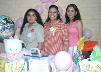 Julieta Sepúlveda de Bonilla junto a su mamá y su hermana en la fiesta de canastilla que le ofrecieron.