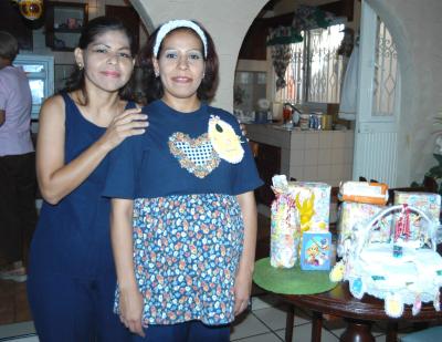 María Antonieta Sánchez Lara junto a María del Consuelo Lara, anfitriona de su fiesta de canastilla