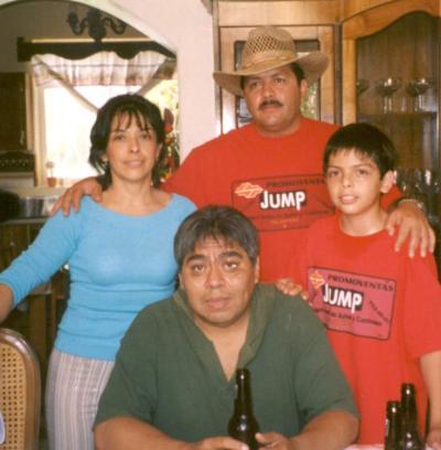 Miguel Ángel Galván Meza, Belinda Rodríguez de Puentes, Juan Manuel Puentes Martínez y Juanito Puentes Rodríguez, en una reunión