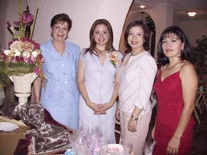 Edalina Herrera Soria junto a las anfitrionas de su fiesta de despedida, Consuelo de Núñez, Gabriela de Núñez y Alma de Núñez.