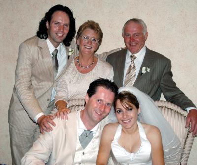 Coen y Paty con los papás del novio, Wilhelmina, María de Lange y Tamaris Wever y su hermano René.