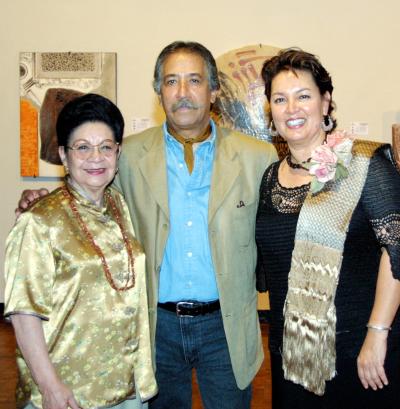 Rosita Guerrero de De Alvaro, Ismael  Guardado y una asistente a la ceremonia inaugural.