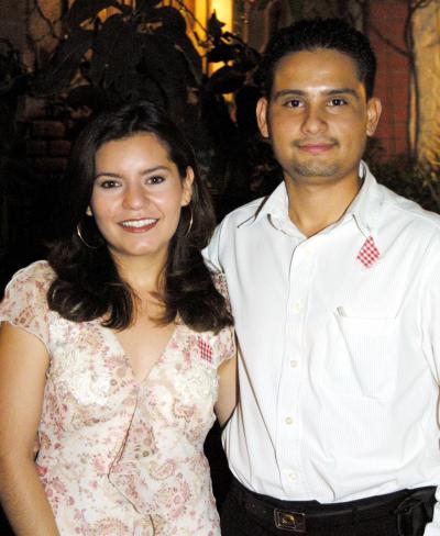 Zaida Padilla Ortiz y Omar Vázquez Dominguez contraerán matrimonio ek dos de agosto y fueron despedidos de su vida de solteros.